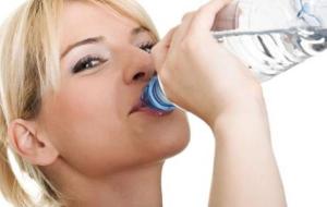 فوائد شرب الماء بكثرة للتخسيس