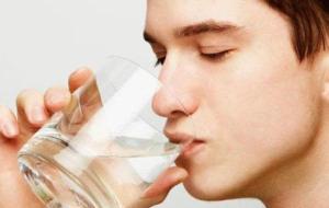 ما أضرار شرب الماء بعد الأكل