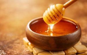 فوائد العسل على السرة للتنحيف