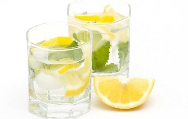 فوائد الليمون مع الماء الدافئ على الريق