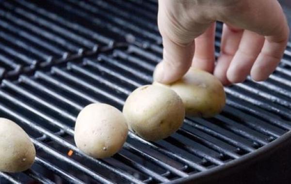 طريقة شوي البطاطس على الفحم