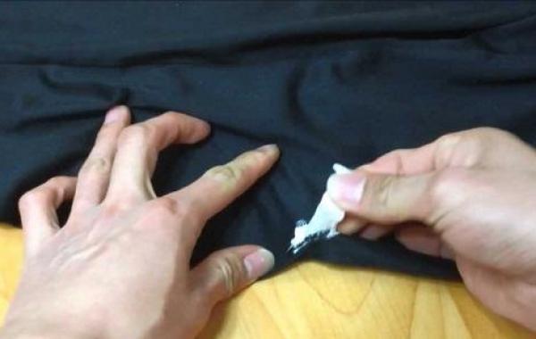 كيف أزيل العلكة من الملابس