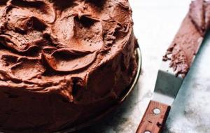 طريقة عمل صوص الشوكولاتة على الكيك