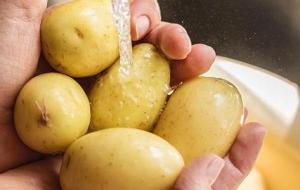 كيفية سلق البطاطا