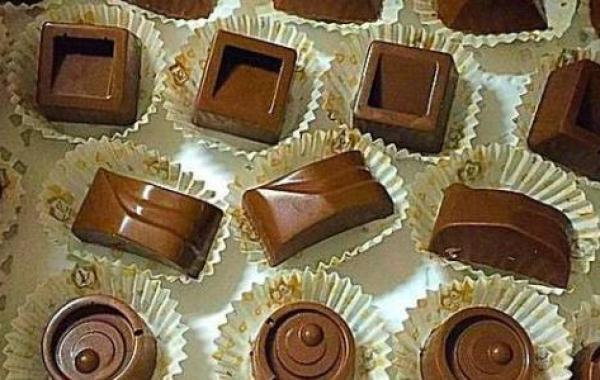 طريقة عمل قوالب الشوكولاتة المحشوة