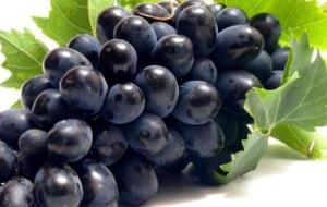 فوائد العنب الأسود للبشرة