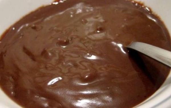 طريقة عمل صلصة الشوكولاتة للتورتة