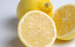 مخاطر قطرة الليمون للعين