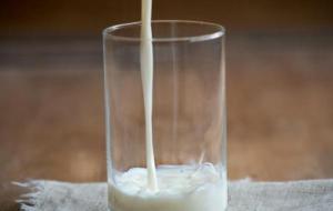 كم يحتوي لتر الحليب من البروتين