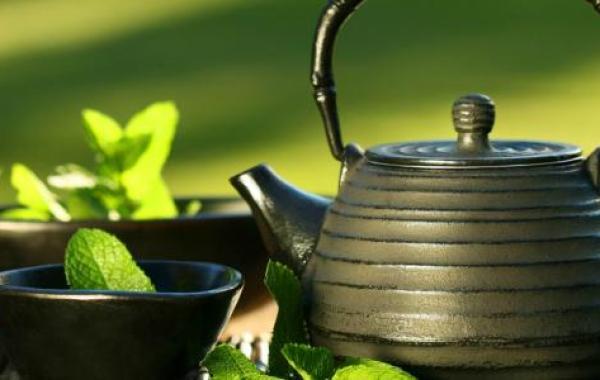 فوائد شرب الشاي الأخضر بعد الأكل