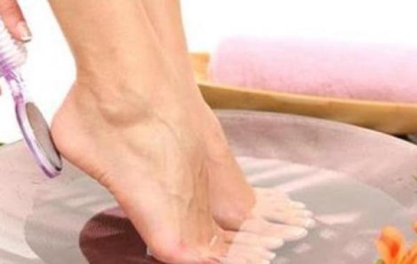 وسائل لإزالة الجلد الميت من القدمين