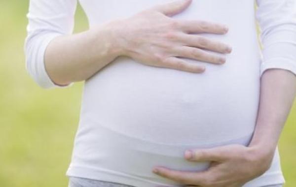 هل الضغط على البطن يؤثر على الجنين