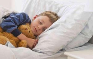 5 أشياء تضبط ساعة نوم طفلك