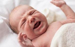 علاج غازات الطفل حديث الولادة