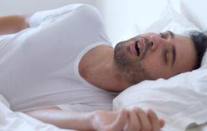 ما أسباب الشخير أثناء النوم