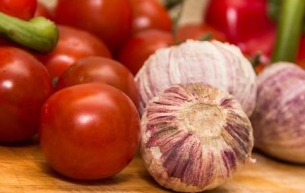 طريقة عمل سلطة الطماطم بالثوم