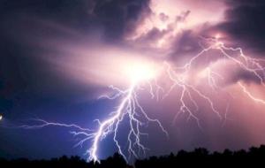 الفرق بين البرق والرعد