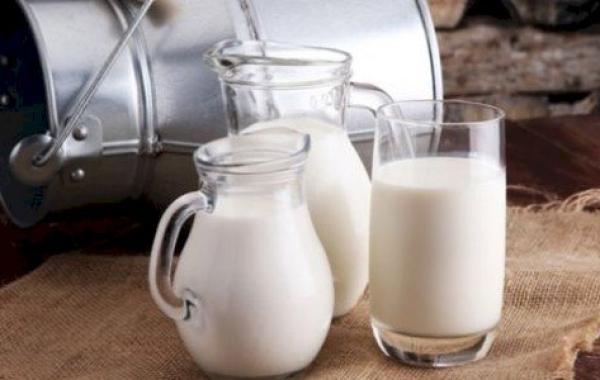 طريقة إزالة رائحة الحليب من الإبريق