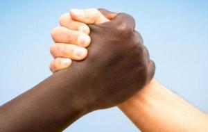 آثار التمييز العنصري على الفرد والمجتمع