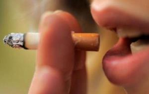 آثار التدخين على المرأة صحياً وجمالياً