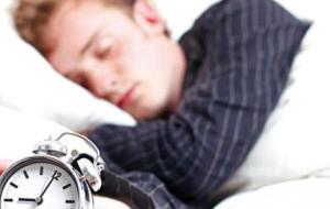 كم عدد ساعات النوم الطبيعية للإنسان البالغ