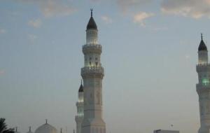 أول مسجد أسس بالمدينة