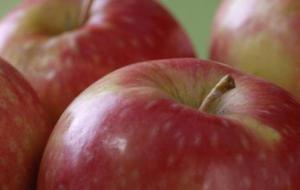 فوائد أكل التفاح للبشرة