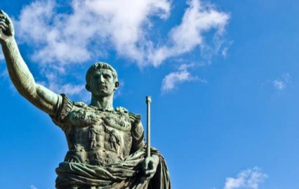 من هو يوليوس قيصر؟