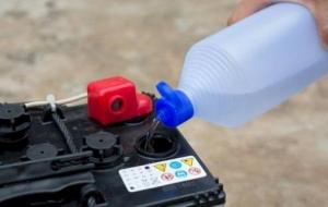 الفرق بين الماء المقطر و ماء البطارية في السيارات