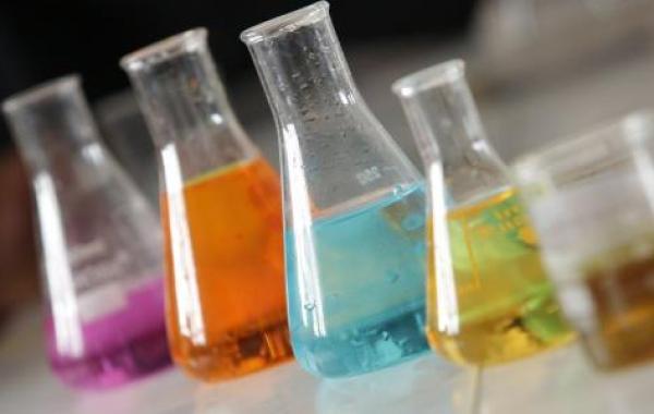 تجارب كيميائية عن تغير اللون