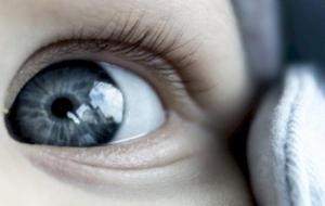 أسباب اختلاف لون العيون لدى البشر