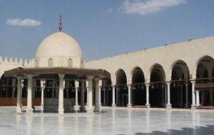 أين يقع مسجد عمرو بن العاص