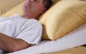 فوائد النوم على الظهر