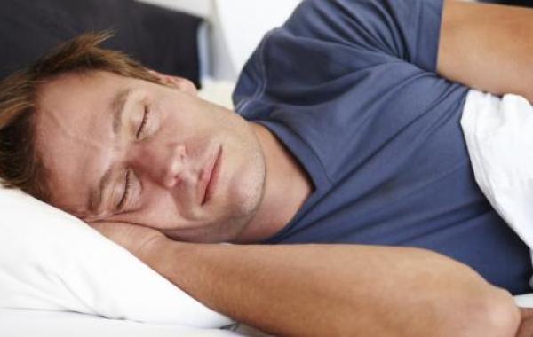 كم عدد الساعات التي يحتاجها الإنسان للنوم