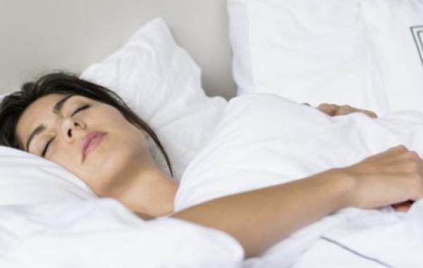ما هي طريقة النوم الصحية
