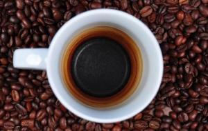 فوائد بقايا القهوة للوجه