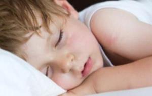أسباب التعرق أثناء النوم عند الأطفال