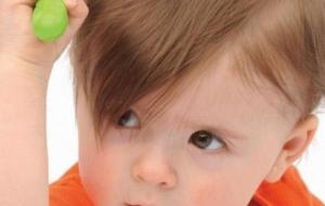 أسباب تساقط الشعر عند الأطفال وعلاجه