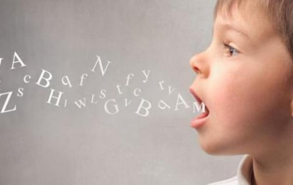 أسباب صعوبة الكلام عند الأطفال