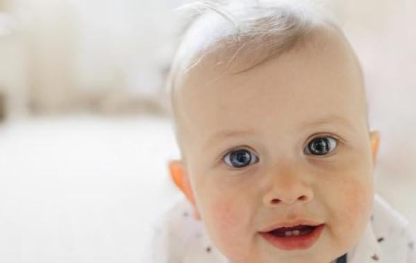 ما هي علامات التسنين لدى الرضع