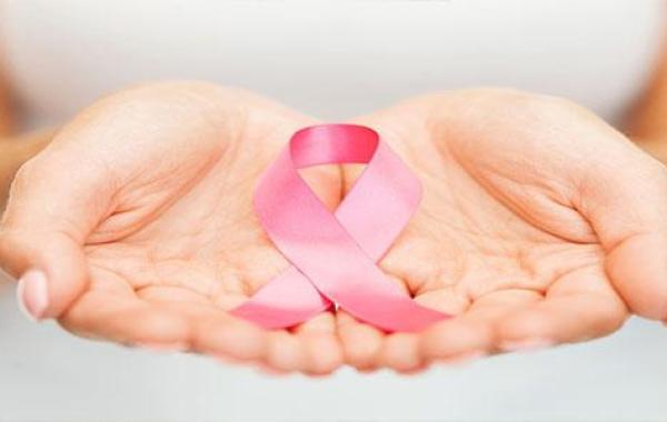 كيف أكتشف سرطان الثدي في المنزل
