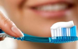 فوائد تنظيف الأسنان بالفرشاة والسواك