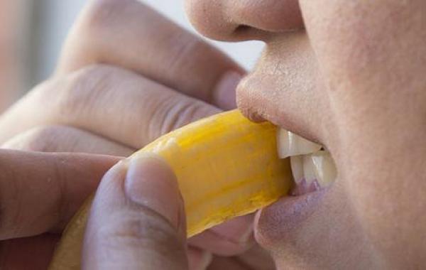 كيفية استخدام قشر الموز لتبييض الأسنان